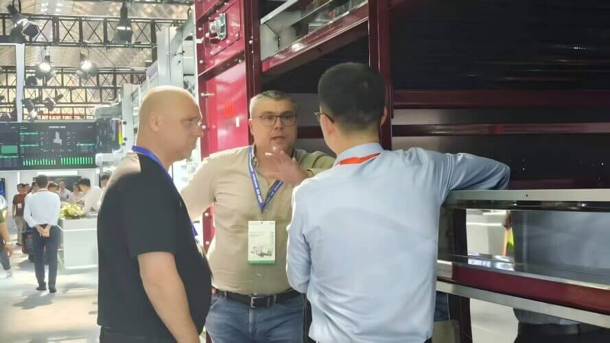 ہمارے اہم مصنوعات میں اسٹیکنگ لیئر مرغی کا سامان، اسٹیکنگ بروڈنگ سامان، اسٹیکنگ بریڈر سامان، اسٹیکنگ بروائلر سامان، مرغی کی کھاد کا علاج کرنے کا سامان، اور انڈہ پیکجنگ کا سامان شامل ہیں۔